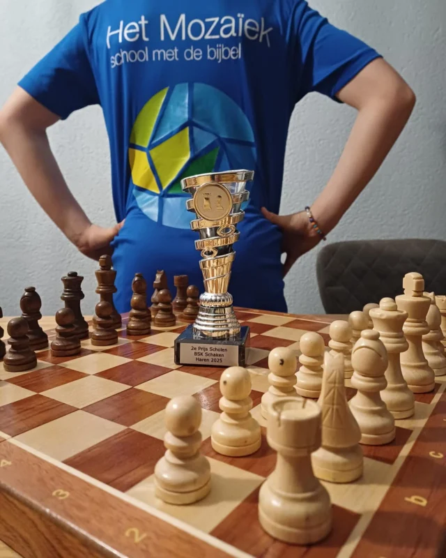 🏆Yes! 2e geworden op het schaaktoernooi in Haren! 🏆De afgelopen weken is er keihard geoefend op school. Deze week was het dan eindelijk zover, het schaaktoernooi. En wat hebben de kinderen van het Mozaïek het goed gedaan! Veel potjes gewonnen, we hebben de 2e plek🥈 Op naar de provinciefinale 💪🏻#schaken #haren #toernooi #mozaiek #noorderbasis #schoolmetdebijbel #tweedeplek