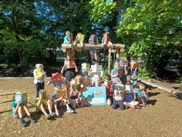 📚Yes! Groep 5/6 wint de tweede prijs van ‘lees je fit’!📚De kinderen hebben meegedaan aan een leesproject van de bibliotheek. Bij elkaar hebben ze 1380 minuten gelezen. En daarmee haalden ze de tweede prijs. 🥈 Een mooi boekenpakket voor in onze eigen bieb. Goed gedaan groep 5/6👏🏻📚