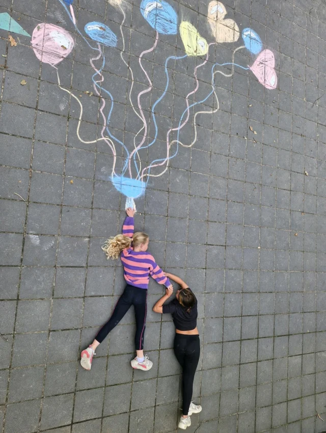 Hoe leuk zijn deze optische illusies van groep 6?! #mozaiek #noorderbasis #straatkunst #optischeillusie #schoolplein #stoepkrijt #haren #creatief #schoolmetdebijbel