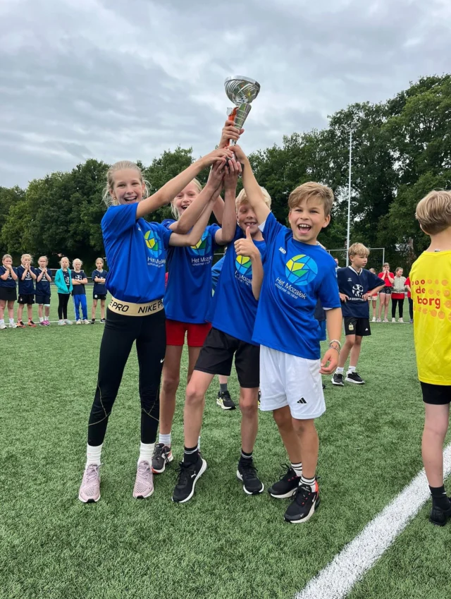 Yes! Het Mozaïek wint de scholenestafette! 🏆🥇De groepen 6 en 7 deden vandaag mee met de atletiekdag. We gingen hordelopen, kogelstoten, sprinten, discuswerpen, verspringen. Kortom: een hele sportieve ochtend. Aan het eind nog een scholenestafette, waar we de snelste tijd hadden! Yes! Die dikke beker komt in de kast🏆🥇#atletiek #sportdag #haren #estafette #mozaiek #noorderbasis #schoolmetdebijbel #winnen