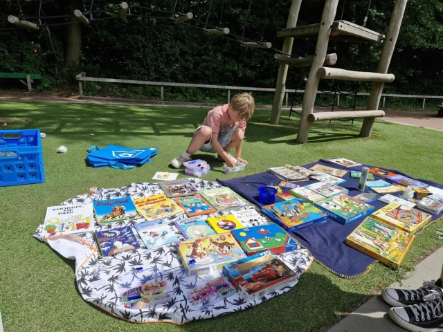 Bijna elk jaar vieren wij een kleedjesmarkt op het schoolplein. Alle leerlingen verzamelen spullen, bakken wat lekkers, maken muziek of verzinnen leuke spelletjes. Dit jaar zamelen wij geld in voor de actie plastic soep van Greenpeace.De leerlingen hebben dit doel zelf gekozen. Het was enorm gezellig, zonnig en heel lekker!#kleedjesmarkt #mozaiek #basisschool #haren #schoolmetdebijbel #greenpeace #plasticsoep #noorderbasis
