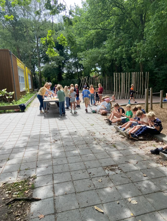 Een heerlijke traditie! Op de laatste TSO dag van het schooljaar eten we met z’n allen pannenkoeken 🥞 Mmmmmmm! 😋#pannenkoeken #tso #mozaiek #haren #noorderbasis #schoolmetdebijbel
