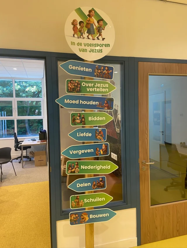 Het schooljaar is alweer een tijdje van start! Dit schooljaar is ons thema ‘In de voetsporen van Jezus’.In de Bijbel zien we de voetsporen van Jezus. Door in de Bijbel de sporen van Jezus te volgen, leren we over wie Hij is en wat Hij deed. We leren over Zijn leven hier op aarde en dat Hij kwam om ons te redden. In onze school staat een mooie paal met woorden die te maken hebben met dit thema. Iedere maand staat er eentje centraal. In september gaat het over ‘bouwen’. Wij mogen bouwen op Jezus de Rots. #voetsporenvanjezus #mozaiek #haren #noorderbasis #schoolmetdebijbel #bouwenopHem #bouwen #jaarthema #basisschool