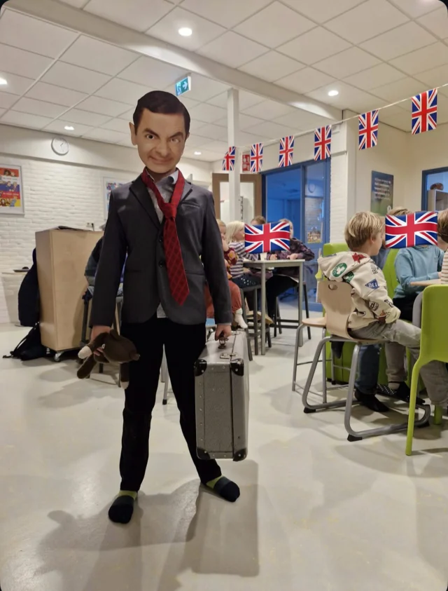 We vierden vandaag een klein feestje! Want we hebben een nieuwe methode aangeschaft voor Engels.Vol spanning waren we met z’n allen op het lesplein aan het wachten. De Engelse thee stond klaar met een lekkere cake, brownie of muffin. Welke special guest zou er bij ons komen theedrinken en met ons het Engelse feestje vieren?Mr Bean!Met veel hilariteit kwam hij de school binnen gewandeld. In zijn koffer zaten nieuwe Engelse leesboeken voor onze bibliotheek. Met veel enthousiasme werden de boeken uitgepakt. Morgen lekker lezen! Daarna werd er in elke groep gestart met het geven van onze lessen Engels uit de nieuwe methode Stepping Stones. Op naar veel leuke en leerzame Engelse lessen!#mozaiek #haren #schoolmetdebijbel #engels #steppingstones #noorderbasis #onderwijs