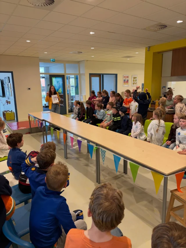 Thema beroepen! De komende weken werken we op het Mozaïek over het thema beroepen. Dat hebben we vandaag feestelijk geopend met een catwalk. Kinderen waren verkleed als een beroep en mochten dit showen 👮🏻🧑🏻‍🚒👨🏽‍🔧🧑🏼‍🍳👩🏼‍🎨Na deze show gingen de kinderen in groepjes het plein op voor een beroepen-bingo. Boven- en onderbouw gemixt.